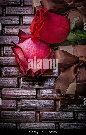 Rose profumate naturali confezionate in confezioni regalo su tappetino in vimini Foto Stock