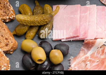 Vassoio di affettati freschi assortiti con antipasti italiani Foto Stock