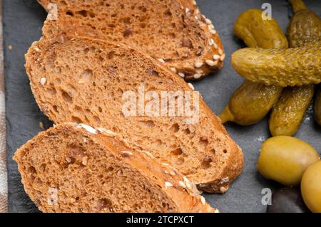 Vassoio di affettati freschi assortiti con antipasti italiani Foto Stock