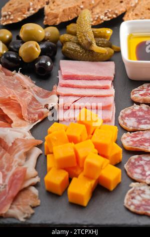 Vassoio di affettati freschi assortiti con antipasti italiani Foto Stock