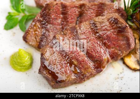 Manzo Kobe Miyazaky grigliato con verdure fresche Foto Stock