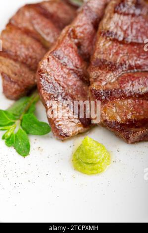 Manzo Kobe Miyazaky grigliato con verdure fresche Foto Stock