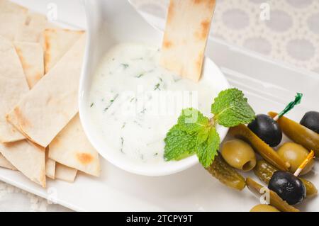 Salsa fresca allo yogurt Tzatziki greco e pita e sottaceti Foto Stock