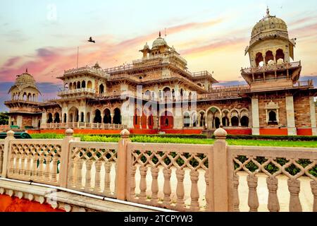 Il Royal Albert Hall Museum si trova nel RAM Niwas Garden di Jaipur, il più antico museo del Rajasthan Foto Stock