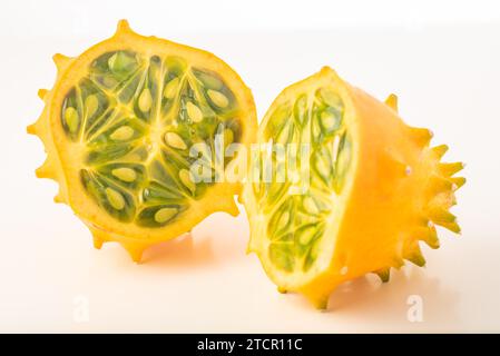 Kiwano o cornuto melone Cucumis metuliferus) affettato in una metà su sfondo bianco isolato Foto Stock