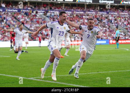 Foto del file datata 17-06-2023 di Kenny McLean scozzese (a sinistra) che celebra il punteggio contro la Norvegia. La Scozia ha battuto la Norvegia 2-1 nelle qualificazioni per l'Euro 2024 a Oslo. Data di emissione: Giovedì 14 novembre 2023. Foto Stock