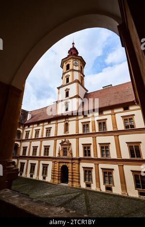 Graz, Austria 02.10.2019: Vista dal cortile del palazzo Eggenberg, famosa destinazione turistica della Stiria Foto Stock