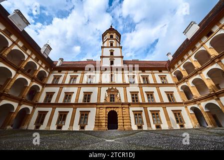 Graz, Austria 02.10.2019: Vista dal cortile del palazzo Eggenberg, famosa destinazione turistica della Stiria Foto Stock