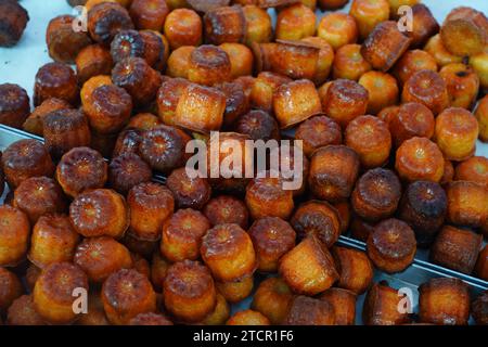 Vista delle Cannele de Bordeaux, piccole torte, specialità gastronomiche della regione di Bordeaux in Francia Foto Stock