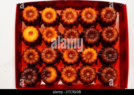 Vista delle Cannele de Bordeaux, piccole torte, specialità gastronomiche della regione di Bordeaux in Francia Foto Stock