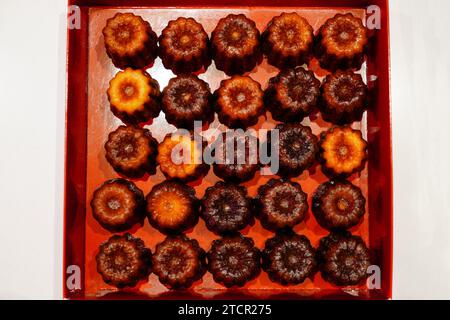 Vista delle Cannele de Bordeaux, piccole torte, specialità gastronomiche della regione di Bordeaux in Francia Foto Stock