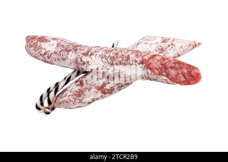 salame, salsiccia di maiale stagionata a secco sottile con gusto particolare isolato su fondo bianco, con percorso di ritaglio, vista dall'alto Foto Stock