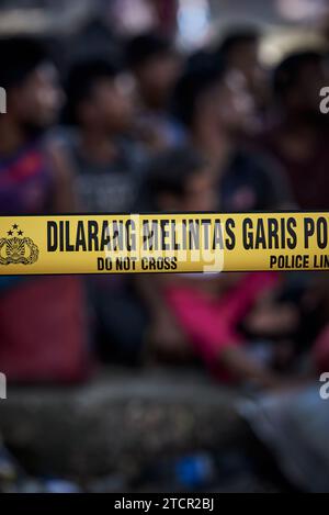 Police Line Do Not Cross, rifugiati Rohingya dal Myanmar bloccati sulla costa di aceh, Indonesia Foto Stock