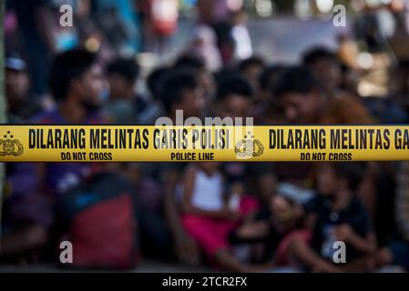 Police Line Do Not Cross, rifugiati Rohingya dal Myanmar bloccati sulla costa di aceh, Indonesia Foto Stock