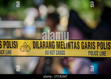 Police Line Do Not Cross, rifugiati Rohingya dal Myanmar bloccati sulla costa di aceh, Indonesia Foto Stock