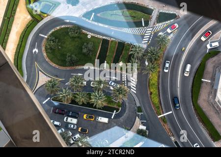 Il traffico automobilistico è visto nel centro di Dubai, Sheikh Zayed Road, Emirati Arabi Uniti in una calda serata, il 13 dicembre 2023. La vista dall'Osservatorio Sky Views. Foto Stock
