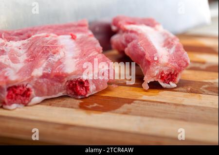 Tritare costolette di maiale fresche pronte per la cottura Foto Stock