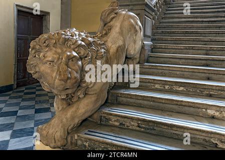 Scultura del leone sulla scalinata di un ex palazzo, ora università, Piazza della Nunziata, 6, Genova, Italia Foto Stock