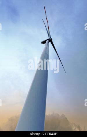 Turbina eolica, prospettiva rana, applicazione, vento, primo piano, energia rigenerativa, rotazione, elettricità in condizioni di tempo discreto, generazione di energia, energia Foto Stock