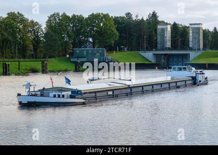 Meppen lock, cargo ship on the Dortmund-Ems Canal, Meppen, Emsland, Lower Saxony, Germany Stock Photo