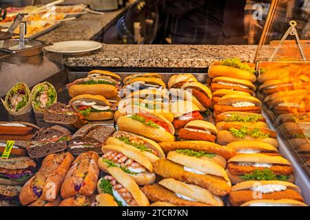 vari hamburger vegani, carne, pesce e verdure sul bancone in un negozio Foto Stock