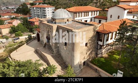 Una foto di Cankırı Darussifa e Cankırı Mevlevi Lodge scattata con un drone. Darussifa fu costruita nel 1235, e Mevlevihane fu costruita nel XIX secolo. Foto Stock