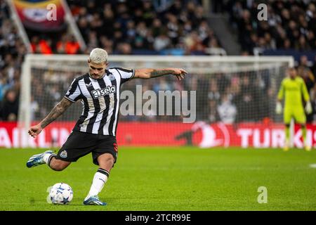 Newcastle upon Tyne, Regno Unito. 13 dicembre 2023. St James Park NEWCASTLE UPON TYNE, INGHILTERRA - 13 DICEMBRE: Bruno Guimarães del Newcastle United in azione durante la partita della fase a gironi di UEFA Champions League tra Newcastle United FC e AC Milan a St.. James Park il 13 dicembre 2023 a Newcastle upon Tyne, Inghilterra. (Foto di Richard Callis//SPP) (/SPP) credito: SPP Sport Press Photo. /Alamy Live News Foto Stock