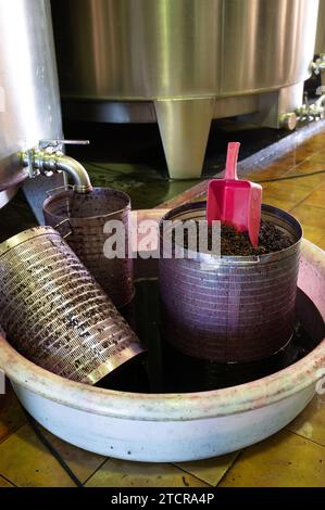 Vendemmia, fermentazione del succo di uve pigiate rosse in tini di acciaio, vitigno Cabernet Sauvignon proveniente dai vigneti Haut-Medoc di Bordeaux, a sinistra Foto Stock