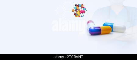 Pillole di capsule antibiotiche e prescrizione farmaci banner con medico e stetoscopio sfondo. Sanità e medicina. Cure mediche in ospedale. Foto Stock