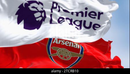 Londra, Regno Unito, 18 luglio 2023: Le bandiere dell'Arsenal Football Club e della Premier League sventolano in una giornata limpida. rendering illustrativo 3d editoriale. Increspato Foto Stock