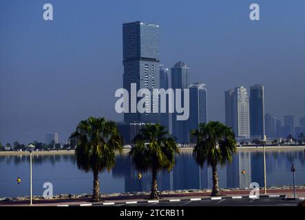 Il moderno skyline di Sharjah lungo la Corniche. Sharjah, Emirati Arabi Uniti. Foto Stock