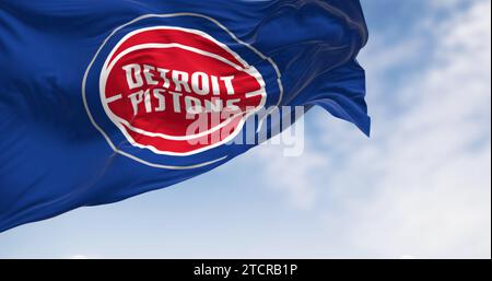 Detroit, US, 10 settembre 2023: La bandiera dei Detroit Pistons sventola in una giornata limpida. Squadra di pallacanestro professionistica americana, Central Division dell'Eastern Conferen Foto Stock