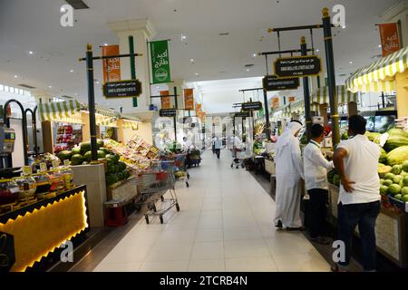 Souq al Jubail è un grande mercato di pesce fresco e frutti di mare e frutta e verdura a Sharjah, Emirati Arabi Uniti. Foto Stock