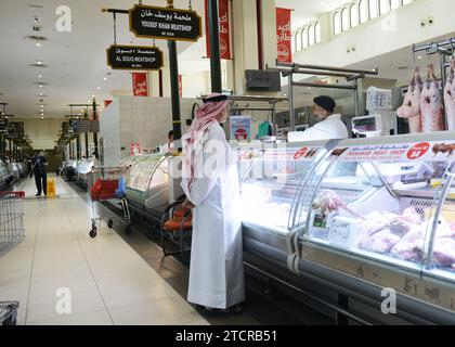 Souq al Jubail è un grande mercato di pesce fresco e frutti di mare e frutta e verdura a Sharjah, Emirati Arabi Uniti. Foto Stock