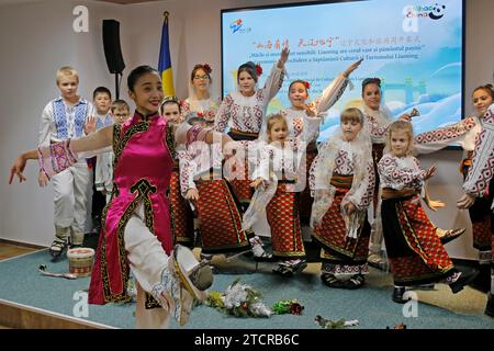 Bucarest, Romania. 13 dicembre 2023. Un artista cinese mostra movimenti di danza tradizionali durante una settimana culturale al China Cultural Center di Bucarest, capitale della Romania, 13 dicembre 2023. A tema "Beautiful Mountains and Seas, VAST and Tranquil Liaoning" e co-ospitato dal China Cultural Center e dal Dipartimento Provinciale della Cultura e del Turismo di Liaoning, la settimana della cultura mira a creare legami culturali duraturi e a rafforzare i legami di amicizia tra Cina e Romania attraverso un'esperienza culturale unica e immersiva. Credito: Cristian Cristel/Xinhua/Alamy Live News Foto Stock