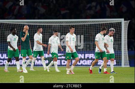 Foto del file datata 07-09-2023 i giocatori della Repubblica d'Irlanda sembrano espulsi dopo la partita del gruppo B di qualificazione UEFA Euro 2024. Le speranze di qualificazione per Euro 2024 della Repubblica d'Irlanda hanno subito un colpo con una sconfitta per 2-0 contro la Francia a Parigi e l'Irlanda del Nord ha subito un destino simile dopo essere scesa per 4-2 contro la Slovenia. Data di emissione: Giovedì 14 dicembre 2023. Foto Stock