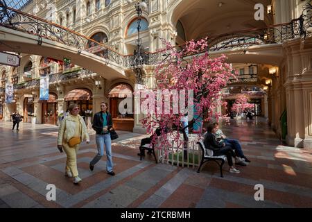 Due donne camminano insieme nel grande magazzino GUM. Mosca, Federazione Russa. Foto Stock