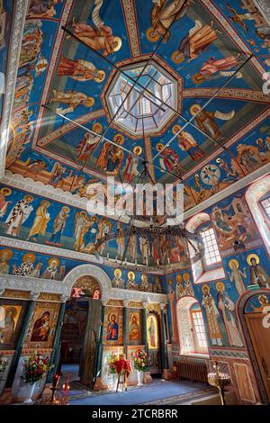 Interni riccamente decorati della Chiesa della decapitazione di Giovanni Battista di Bohr. Mosca, Federazione Russa. Foto Stock