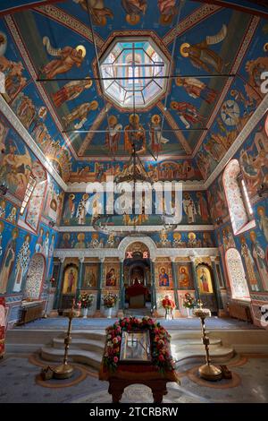 Interni riccamente decorati della Chiesa della decapitazione di Giovanni Battista di Bohr. Mosca, Federazione Russa. Foto Stock