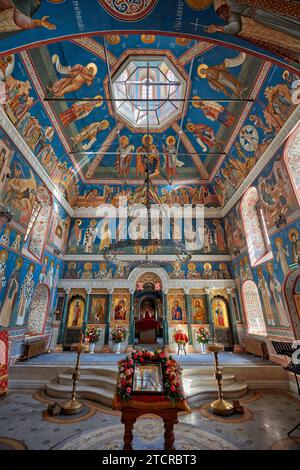 Interni riccamente decorati della Chiesa della decapitazione di Giovanni Battista di Bohr. Mosca, Federazione Russa. Foto Stock