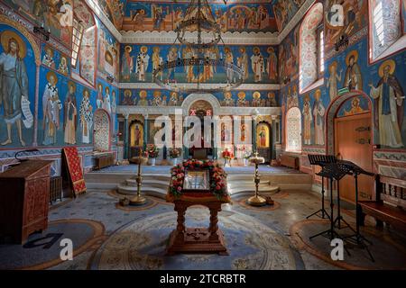 Altare riccamente decorato nella chiesa della decapitazione di Giovanni Battista di Bohr. Mosca, Federazione Russa. Foto Stock