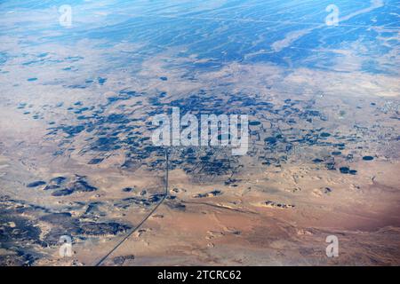 Vista aerea dei campi agricoli circolari nel deserto arabo in Arabia Saudita. Foto Stock