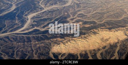 Una surreale vista aerea dei letti di fiumi secchi nel deserto in Giordania vicino al confine con l'Arabia Saudita. Foto Stock