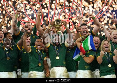 Foto del file datata 28-10-2023 del sudafricano Siya Kolisi che solleva il trofeo. Il Sudafrica si assicurò un record di quarta corona di Coppa del mondo di rugby dopo aver vinto 12-11 contro la nuova Zelanda allo Stade de France. Data di emissione: Giovedì 14 novembre 2023. Foto Stock