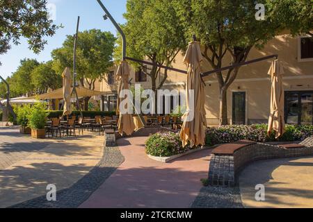 Novi Vinodolski, Croazia - 11 settembre 2023. Una strada fiancheggiata da bar e ristoranti nel centro della città costiera di Novi Vinodolski Foto Stock
