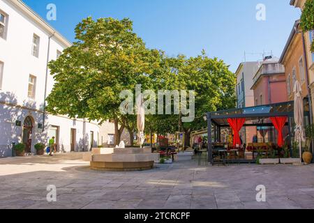 Novi Vinodolski, Croazia - 11 settembre 2023. Una strada fiancheggiata da bar e ristoranti nel centro della città costiera di Novi Vinodolski Foto Stock