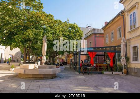 Novi Vinodolski, Croazia - 11 settembre 2023. Una strada fiancheggiata da bar e ristoranti nel centro della città costiera di Novi Vinodolski Foto Stock