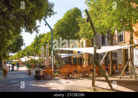 Novi Vinodolski, Croazia - 11 settembre 2023. Una strada fiancheggiata da bar e ristoranti nel centro della città costiera di Novi Vinodolski Foto Stock