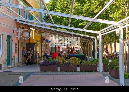 Novi Vinodolski, Croazia - 11 settembre 2023. Una strada fiancheggiata da bar e ristoranti nel centro della città costiera di Novi Vinodolski Foto Stock