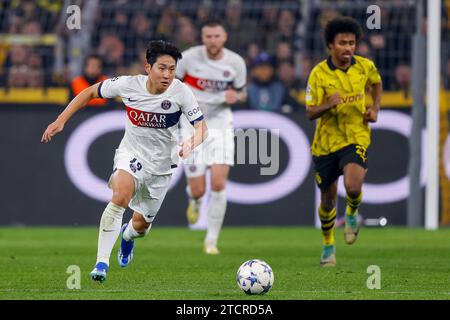 DORTMUND, GERMANIA - 13 DICEMBRE: Kang-in Lee (Paris Saint-Germain) durante la UEFA Champions League 2023/2024 - gruppo F partita tra Borussia Dortmund e. Foto Stock